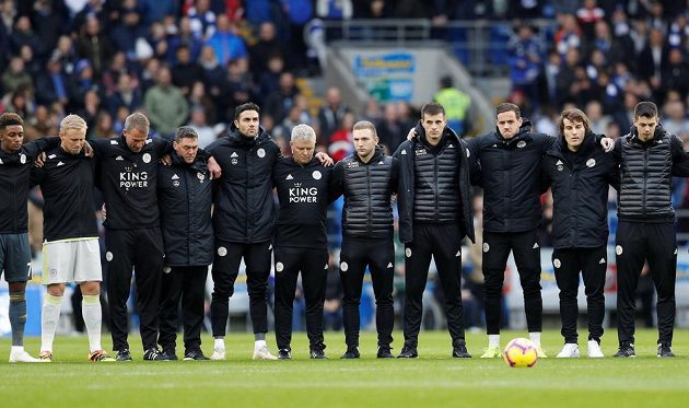 Minuta ticha v Premier League. Fotbalisté Leicesteru před zápasem v Cardiffu uctili památku tragicky zesnulého majitele klubu.