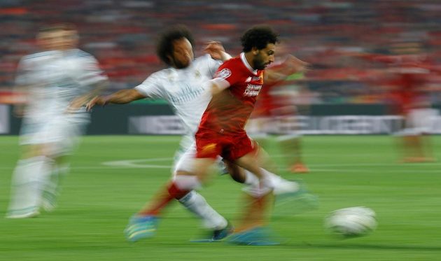 Liverpoolský Mohamed Salah (vpravo) v souboji s Marcelem z Realu Madrid ve finále Ligy mistrů.