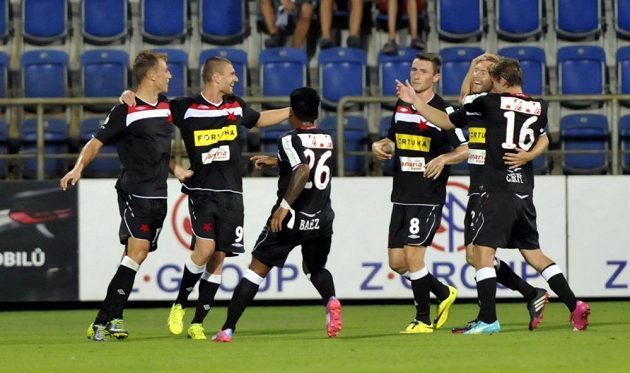 Radost slávistů z druhého gólu (zleva) autor branky Bekim Balaj, Martin Juhar, Omar Aldo Baez, Jaromír Zmrhal, Karel Piták a Milan Černý.