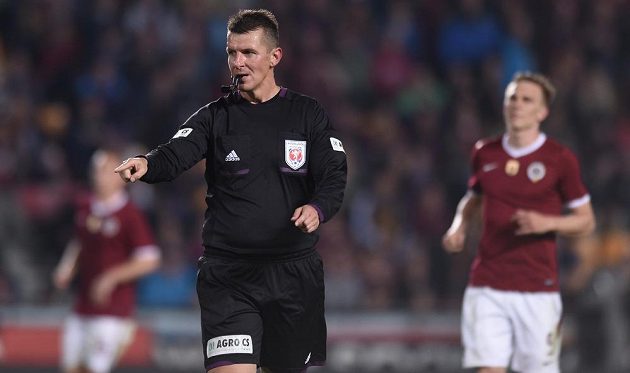 Rozhodčí Michal Paták během utkání 26. kola Gambrinus ligy mezi Spartou a Libercem.