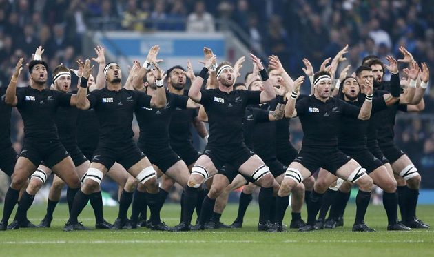 Haka v podání ragbistů Nového Zélandu před začátkem semifinále MS s Jihoafrickou republikou.