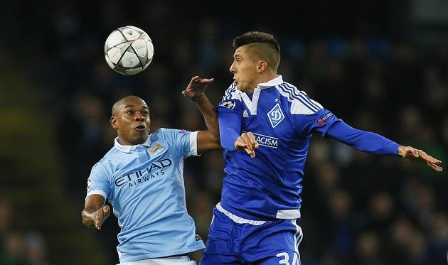 Záložník Manchesteru City Fernandinho (vlevo) a Jevhen Chačeridi z Dynama Kyjev v odvetném osmifinálovém duelu Ligy mistrů.