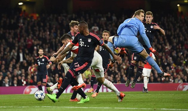 Útočník Arsenalu Olivier Giroud po Neuerově chybě doslova dotlačil míč za brankovou čáru.