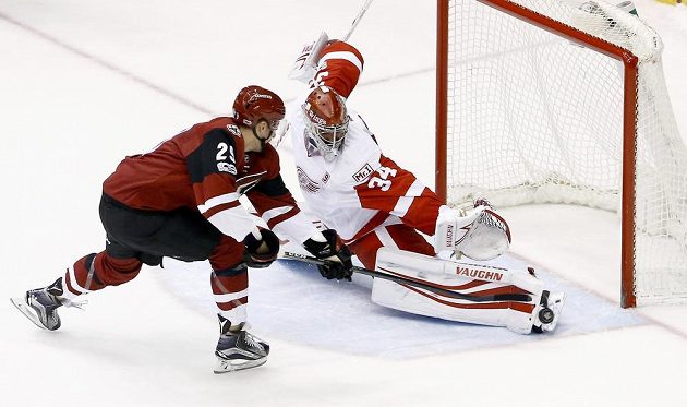 Gólman Detroitu Red Wings Petr Mrázek během samostatných nájezdů v duelu NHL proti Arizoně ani jednou nekapituloval. Momentálně jej nepřekonal Brendan Perlini.