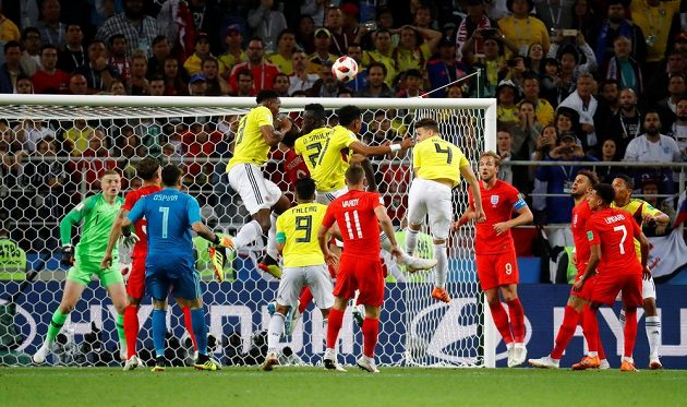 Vyrovnáno! Yerry Mina (čtvrtý zleva) se zavěsil do vzduchu a vzápětí poslal zápas do prodloužení