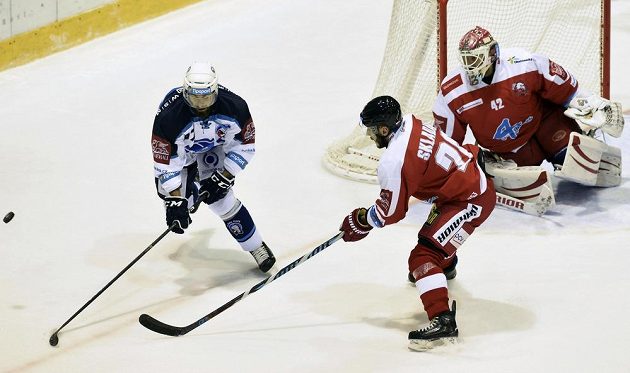 Zleva Milan Gulaš z Plzně s pukem kouzlí v útočném pásmu Hanáků v utkání 16.kola extraligy. Připraven je zasáhnout bránící František Skladaný z Olomouce i brankář Hanáků Branislav Konrád.