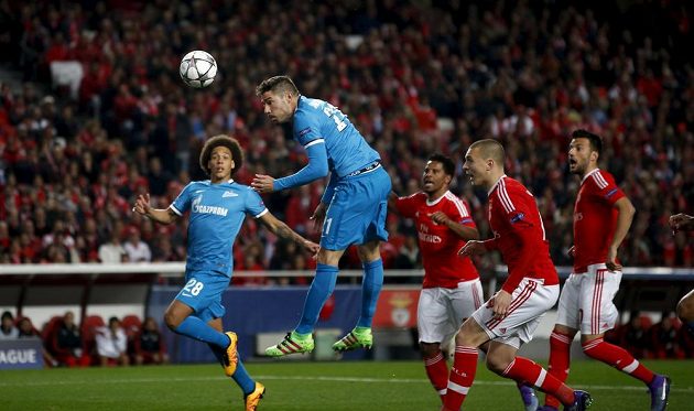Záložník Petrohradu Javi García (druhý zleva) hlavičkuje v zápase s Benfikou Lisabon.