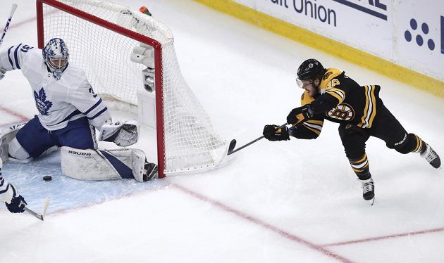 Hokejový útočník Bostonu Bruins David Pastrňák zkouší překvapit v play off NHL brankáře Toronta.