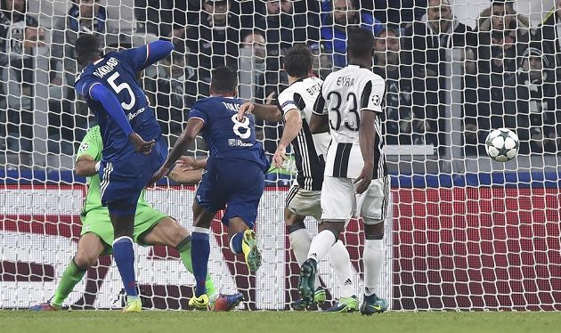 Corentin Tolisso (č. 8) z Lyonu střílí vyrovnávací gól do sítě Juventusu.