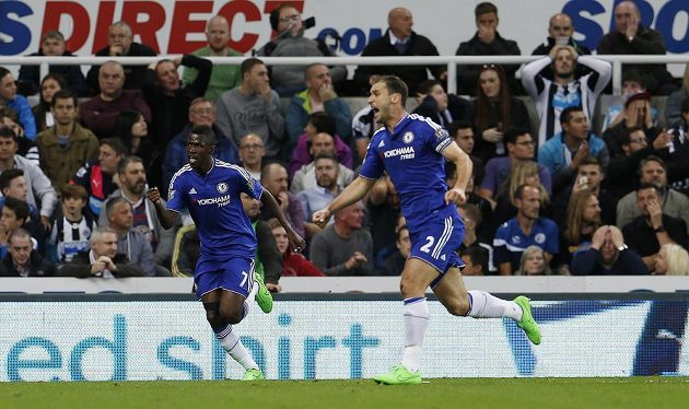 Ramires z Chelsea (vlevo) slaví se spoluhráčem Branislavem Ivanovičem gól proti Newcastlu.