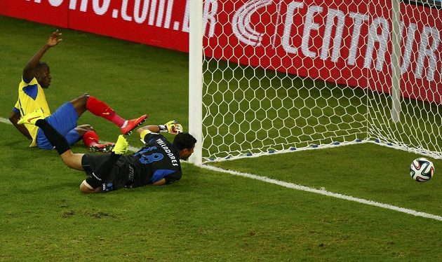 Ekvádorský útočník Enner Valencia (vlevo) překonává brankáře Hondurasu Noela Valladarese.