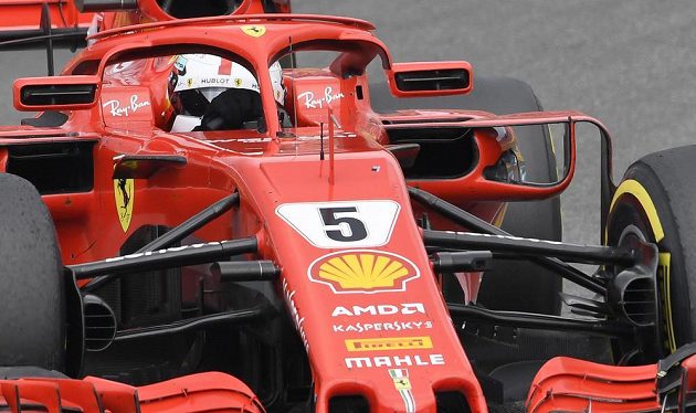 Sebastian Vettel nezvládl mokro a skončil v bariéře při Velké ceně Německa, přitom si jel pro první místo.