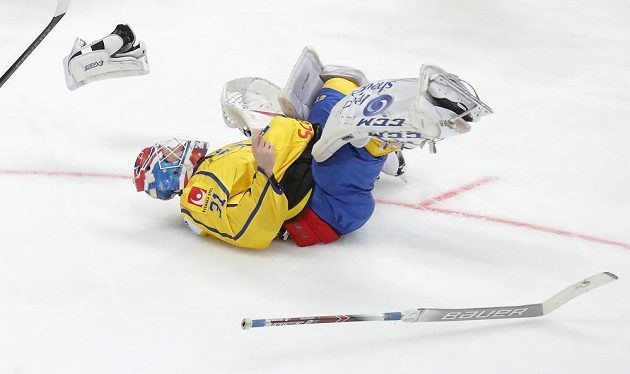 Brankář švédské hokejové reprezentace Lars Johansson leží na ledě během utkání Channel One Cupu s Ruskem.