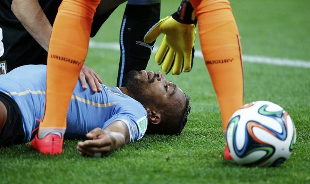 Uruguayec Alvaro Pereira byl po střetu s kolenem Raheema Sterlinga (není na snímku) otřesen, ale pokračoval ve hře.