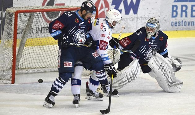 Brankář Liberce Ján Lašák inkasuje gól. Před brankou bojují zleva Filip Pyrochta z Liberce a Marcel Haščák z Brna. To vše během finále play off hokejové extraligy.