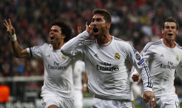 Sergio Ramos (uprostřed) se spoluhráči z Realu Pepém (vlevo) a Garethem Balem slaví svoji trefu do sítě Bayernu v semifinálové odvetě Ligy mistrů.