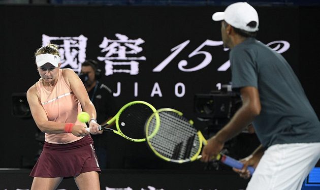 Titul v mixu! Tenistka Krejčíková získala na Australian Open titul ve smíšené čtyřhře. S Američanem Ramem ve finále porazili domácí Sharmaovou a Smithe 7:6, 6:1.