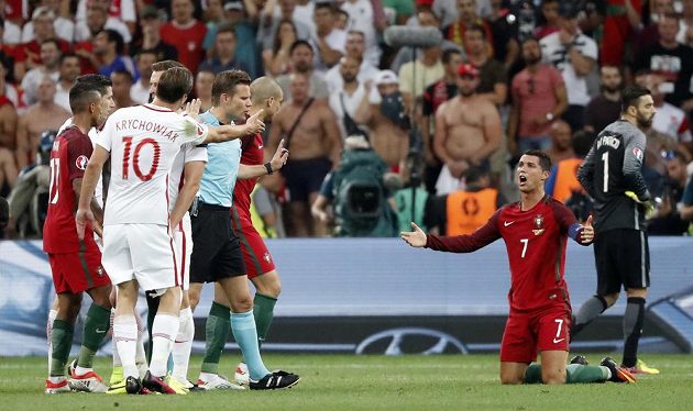 Cristiano Ronaldo se doprošuje pokutového kopu, ale sudí Felix Brych je jiného názoru.