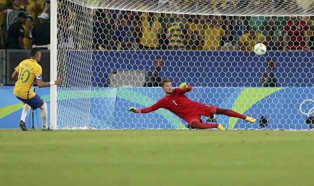 Neymar se v rozstřelu nemýlil, Brazílie vítězí. Německý gólman Timo Horn je bezmocný.