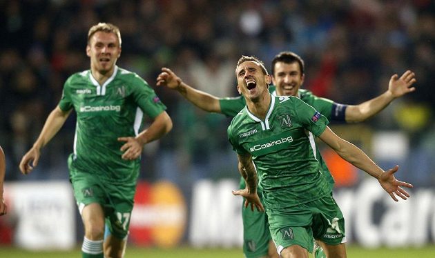 Bulharský fotbalista Jordan Minev (vpředu) se raduje z vítězného gólu proti Basileji v Lize mistrů.