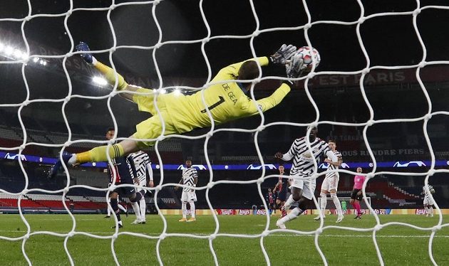 Brankář Manchesteru United David de Gea zasahuje v utkání Ligy mistrů v Paříži.
