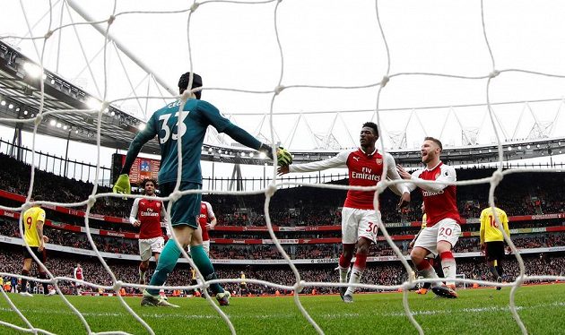Petr Čech přijímá gratulace po úspěšně lapené penaltě.