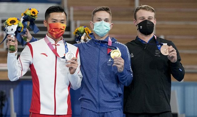 Zleva Tung Tung z Číny, zlatý medailista Ivan Litvinovič z Běloruska a bronzový Dylan Schmidt z Nového Zélandu.
