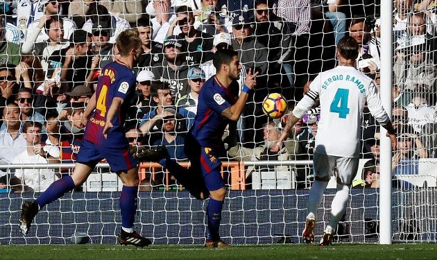 Míč se třepotá v síti a Luis Suárez (uprostřed) se raduje z prvního gólu Barcelony.