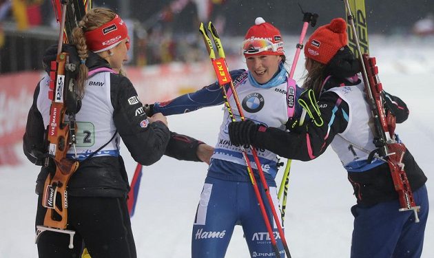 Obrovská radost české biatlonové štafety po vítězství v Ruhpoldingu. Druhá zprava je finišmanka Veronika Vítková.