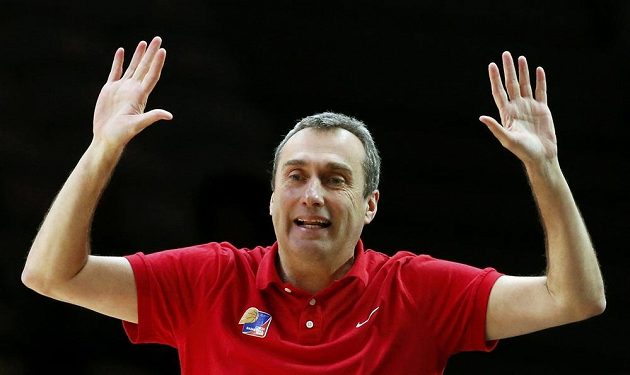 Trenér české basketbalové reprezentace Ronen Ginzburg během čtvrtfinále ME se Srbskem.