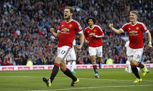 Daley Blind (vlevo), Bastian Schweinsteiger a Marouane Fellaini (v pozadí) oslavují vedoucí trefu nizozemského fotbalisty ve šlágru proti Reds.