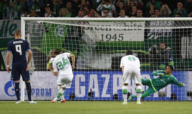 Wolfsburský Ricardo Rodriguez dává z penalty úvodní gól proti Realu Madrid.