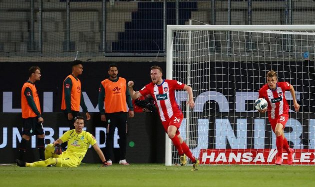 Fotbalisté Werderu Brémy budou hrát nejvyšší německou soutěž i v následující sezoně. Slavit udržení mezi elitou mohli i brankář Jiří Pavlenka (na snímku) a obránce Theodor Gebre Selassie po remíze 2:2 v odvetě baráže s Heidenheimem.
