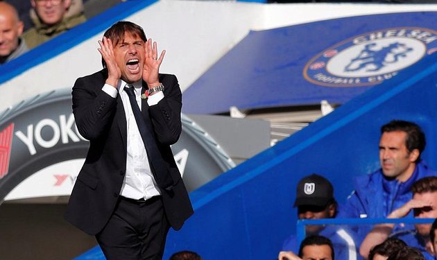 Manažer Chelsea Antonio Conte udílí pokyny během utkání Premier League s Watfordem.