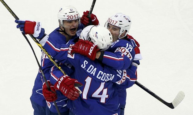 Hokejisté Francie Antoine Roussel (vlevo) a Yohann Auvitu (vpravo) se radují z gólu proti Kanadě, který vstřelil Stéphane Da Costa.