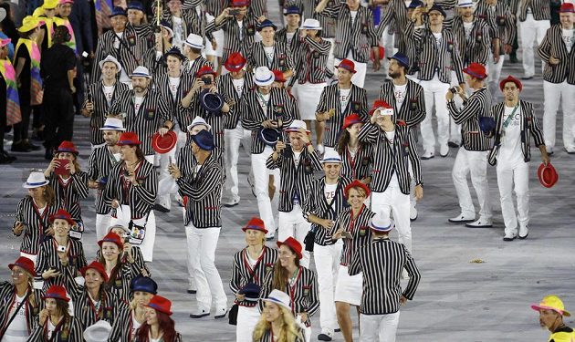 Česká výprava sportovců na ploše stadiónu Maracaná během slavnostního zahájení olympijských her v Riu.