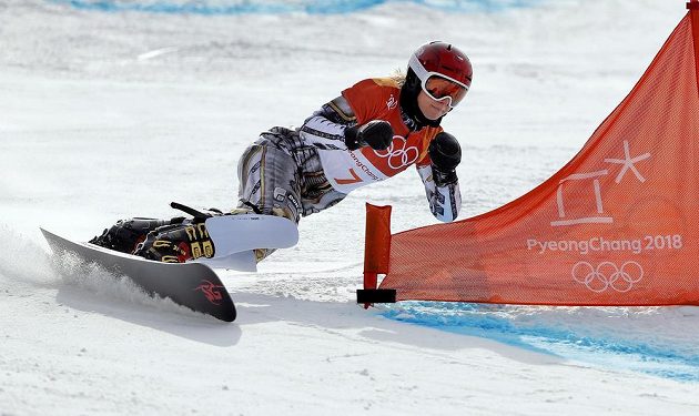 Ester Ledecká při jízdě v osmifinále olympijského závodu v paralelním obřím slalomu.