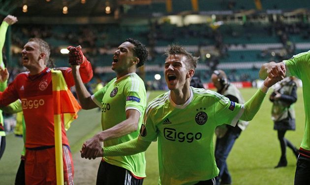 Fotbalisté Ajaxu i s českým mladíkem Václavem Černým oslavují tříbodový zisk v Celtic Parku.