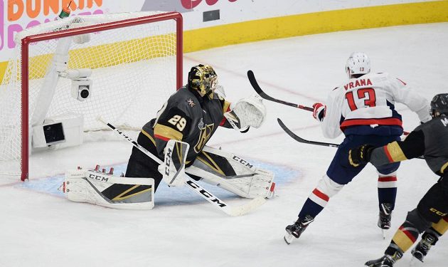 Český střelec Jakub Vrána z Washingtonu se trefil, puk není vidět, ale je už za zády brankáře Vegas Golden Knights Marca-Andreho Fleuryho. Capitals po utkání slavili zisk Stanley Cupu.