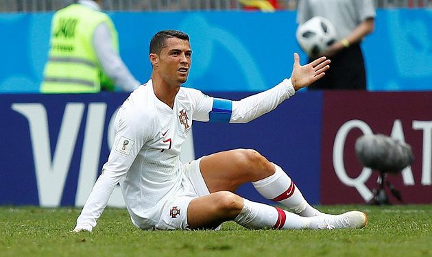 I v takových pozicích fanoušci Cristiana Ronalda znají. Portugalec gestikuluje poté, co skončil v utkání na MS na zemi po jednom ze zákroků Maročanů.