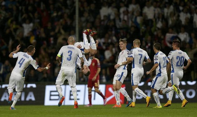 Juraj Kucka (třetí zleva) se raduje se svými spoluhráči ze Slovenska z branky, kterou vstřelil Španělsku.