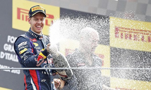 Německý jezdec formule 1 Sebastian Vettel (vlevo) slaví vítězství v Monze.