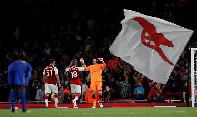 Brankář Petr Čech, Nacho Monreal a Sead Kolašinac se radují z výhry Arsenalu nad Leicesterm.