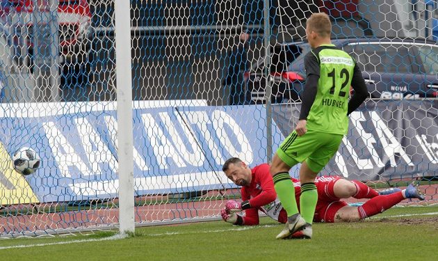 Brankář Mladé Boleslavi Jan Šeda inkasuje první branku v zápase proti Baníku Ostrava. Vše sleduje Michal Hubínek z Boleslavi.