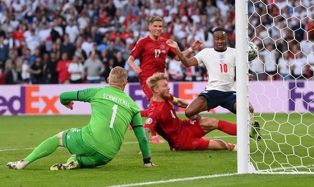 Dánský stoper Simon Kjaer (č. 4) si dává vlastní gól v semifinále EURO proti Anglii.