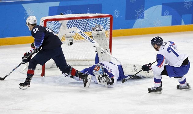 Šanci Troye Terryho (vlevo) ještě slovenský brankář Ján Laco akrobatickým zákrokem zlikvidoval, vzápětí však poprvé v zápasu s USA inkasoval.