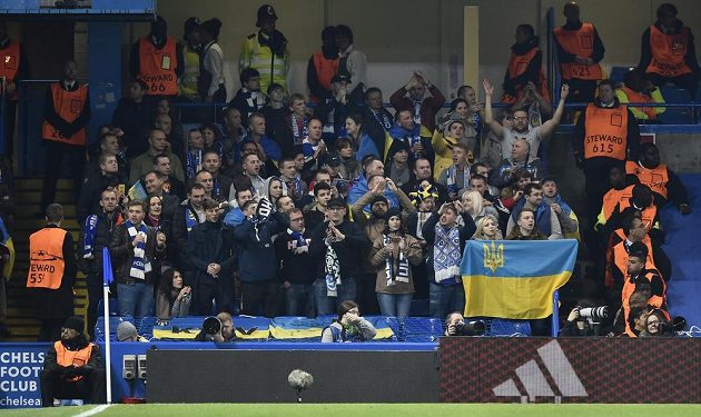 Fanoušci Dynama Kyjev na Stamford Bridge během utkání Ligy mistrů proti Chelsea.