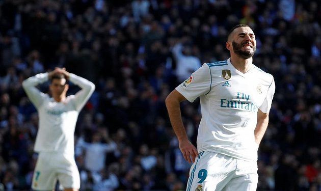 Výraz Karima Benzemy z Realu poté, co v prvním poločase trefil tyč. V pozadí se drží za hlavu Cristiano Ronaldo.