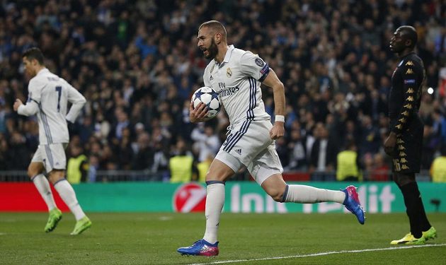 Karim Benzema z Realu Madrid si vzal do náručí míč poté, co skóroval do branky Neapole.