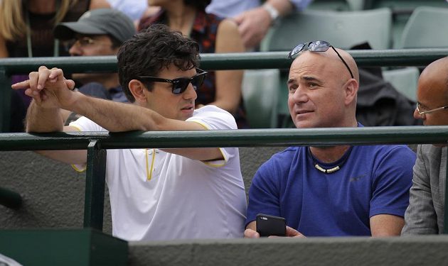 Mario Antič (vlevo) a Andre Agassi, trenéři Srba Novaka Djokoviče, při čtvrtfinále s Tomášem Berdychem.